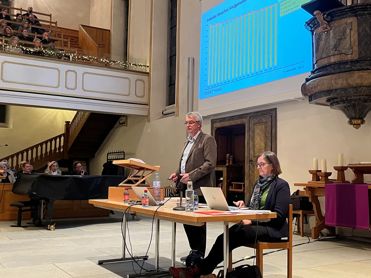 Schulpräsident Thomas Ludescher präsentierte das Budget der Schulgemeinde. Ein Mann steht an einem Rednerpult